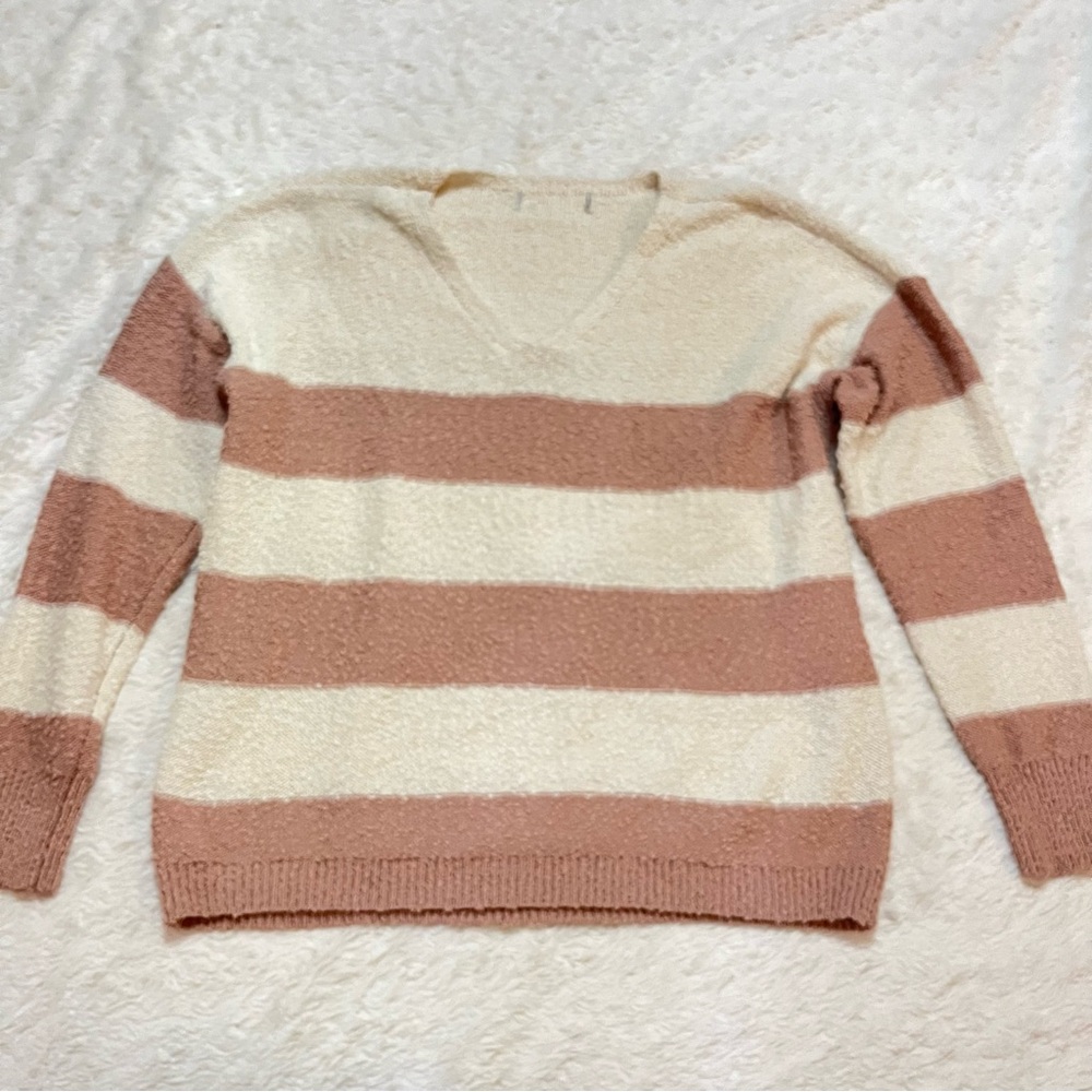 5/25🦋 Pink and White Sweater